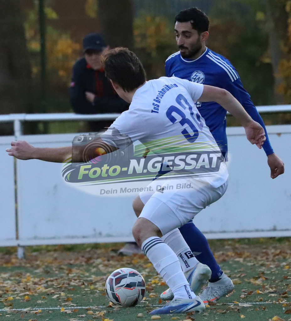 TuS Bruchmühlen - SV Enger-Westerenger | Auf dem Bild zu sehen: weiß TuS Bruchmühlen: Jan Hrdina ; blau SV Enger-Westerenger: Ali AlaliTuS Bruchmühlen, SV Enger-Westerenger, Saison 25/26, Kreisliga A, Bruchmühlen, Deutschland - Realisiert mit Pictrs.com