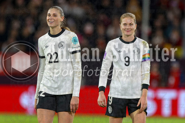 Deutschland vs Frankreich - Halbfinale - UEFA Women's Nations League | Düsseldorf, Deutschland, 24.10.25:   Jule Brand ( Deutschland ) lächelt, lacht waehrend des Halbfinals der UEFA Women's Nations League zwischen Deutschland vs Frankreich in der Merkur-Spiel-Arena(Foto von Brauer-Fotoagentur / Adrian Schlueter)