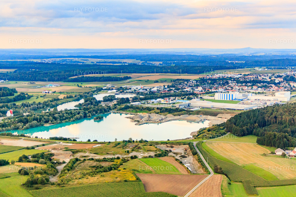 Luftbild: Gewerbegebiet am Baggersee mit Wacker Neuson, Kramer Plant und Geberit Vertriebs GmbH in Pfullendorf im Bundesland Baden-Württemberg in Deutschland. – Foto: IMG_71711.jpg vom 30.08.2014 durch Werner Riehm/FLY-FOTO.de – Auflösung des Originals: 4345 x 2896 px – Bau- und Landmaschinen | Kramer – Geberit – Marktführer für Sanitärprodukte geberit.de