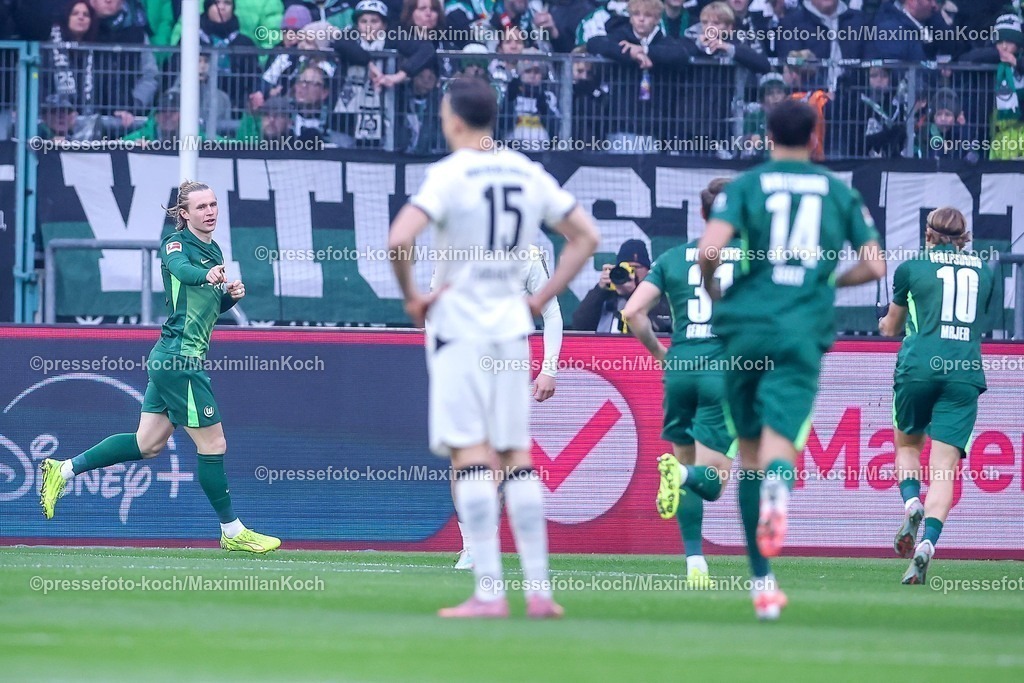 BMG13122501017 | 13.12.2025, Fußball, Borussia Mönchengladbach - VfL Wolfsburg, 1. Fußball Bundesliga, 14.Spieltag, Borussia-Park, Saison 2025 2026: Torjubel nach dem Tor zum 1:0 durch Torschütze Patrick Wimmer&nbsp;(VfL Wolfsburg #39)     DFB regulations prohibit any use of photographs as image sequences and or quasi-video.