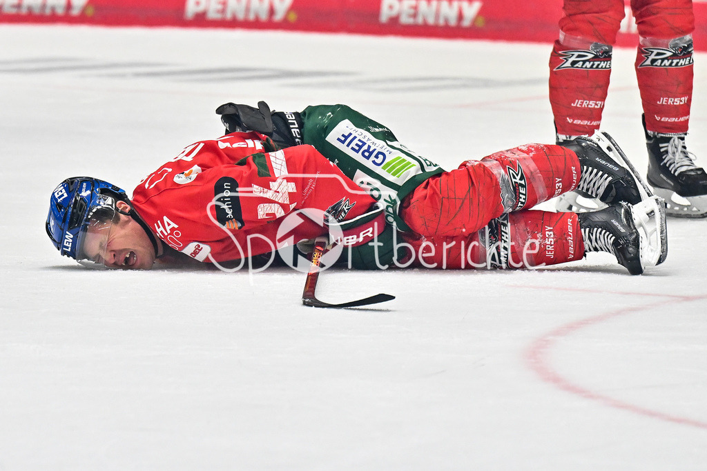 Augsburger Panther - Iserlohn Roosters | der vom Puck getroffene T. J. TREVELYAN (Augsburger Panther #24) liegt am Boden / Schmerzen / Einzelfoto / Freisteller / Penny DEL: Augsburger Panther - Iserlohn Roosters; Curt Frenzel Stadion am 21.09.2025
