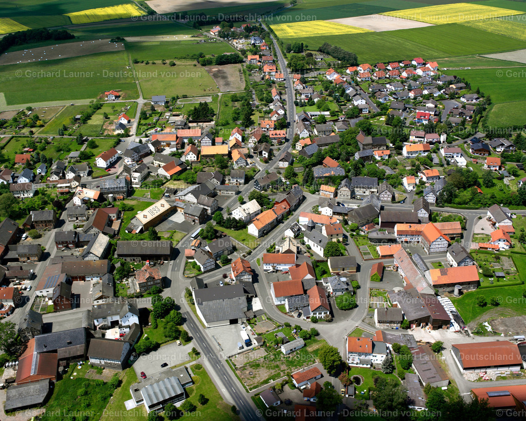 2614144 | ZELL 09.06.2006 Ortsansicht am Rande von landwirtschaftlichen Feldern und Nutzflächen  in Zell im Bundesland Hessen, Deutschland // Village view on the edge of agricultural fields and land  in Zell in the state Hesse, Germany Foto: Gerhard Launer