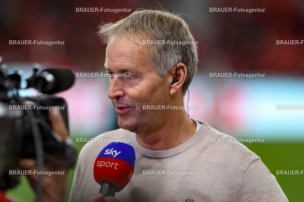 Bayer 04 Leverkusen vs Eintracht Frankfurt - Bundesliga  | Leverkusen, Deutschland, 12.09.25:   Trainer Kasper Hjulmand (Bayer 04 Leverkusen) im Interview waehrend des Spiels der Bundesliga zwischen  Bayer 04 Leverkusen vs Eintracht Frankfurt in der BayArena(Foto von Brauer-Fotoagentur / Adrian Schlueter)