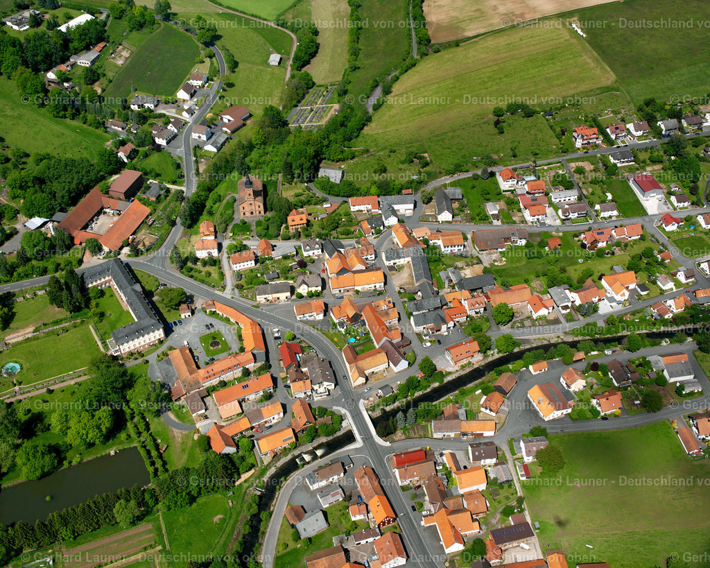 2615372 | STOCKHAUSEN 09.06.2006 Landwirtschaftliche Nutzflächen und Feldgrenzen  umsäumen das Siedlungsgebiet des Dorfes in Stockhausen im Bundesland Hessen, Deutschland // Agricultural land and field boundaries surround the settlement area of the village  in Stockhausen in the state Hesse, Germany Foto: Gerhard Launer