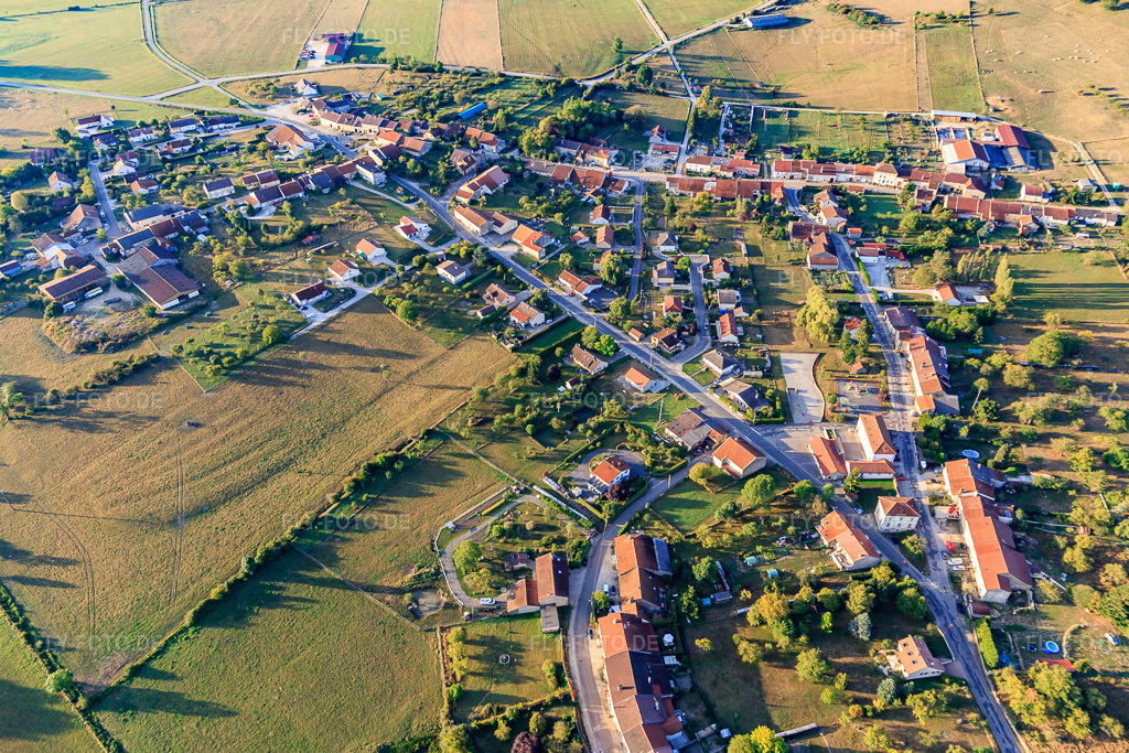 Luftbild: Ortsansicht von Norden in Rouvres-la-Chétive im Bundesland Vosges in Frankreich. – Foto: IMG_118418.jpg vom 16.09.2019 durch Werner Riehm/FLY-FOTO.de – Auflösung des Originals: 5133 x 3422 px