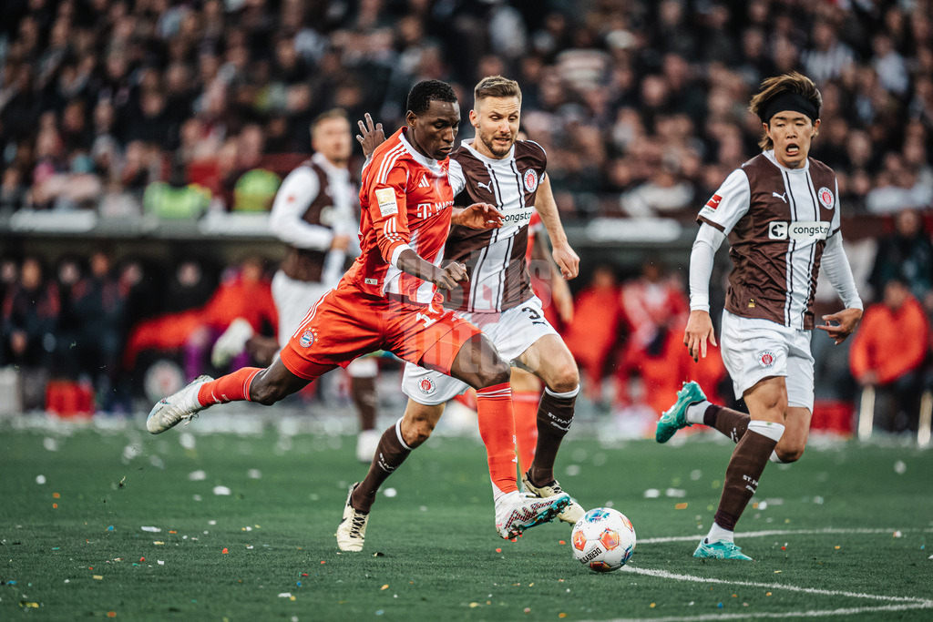Fußball | Männer | Saison 2025/2026  | Fußball-Bundesliga | 29. Spieltag | FC St. Pauli vs. FC Bayern München | 11.04.2026 | Nicolas Jackson (#11, FC Bayern München) setzt an zum Schuss