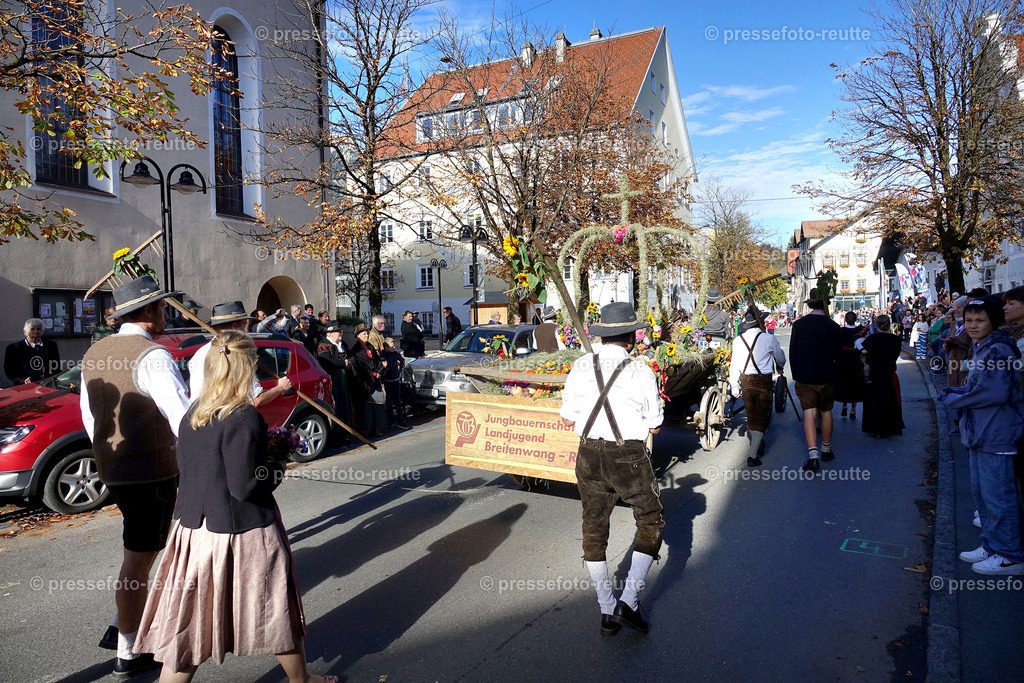b-news-2022-Okt16-LJ_Erntedank_-BREITENWANG-DSD04718 | Info aus dem Bezirk Reutte/Ausserfern Tirol sowie eine umfangreiche Bilddatenbank über die gesamte Region: Lechtal, Talkessel Reutte, Tannheimertal, Zwischentoren. Lech, Plansee, Zugspitze, Grenztunnel, B179, Fernpassstraße, Verkehr, Lawinen, Tradition, - Realisiert mit Pictrs.com