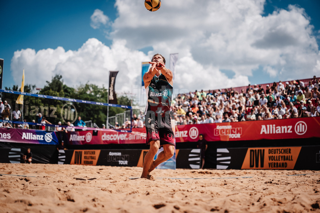Beachvolleyball | Männer | Allianz German Beach Tour 2025 | Tourstop München | 12.07.2025 | Eric Stadie-Seeber spielt den Ball