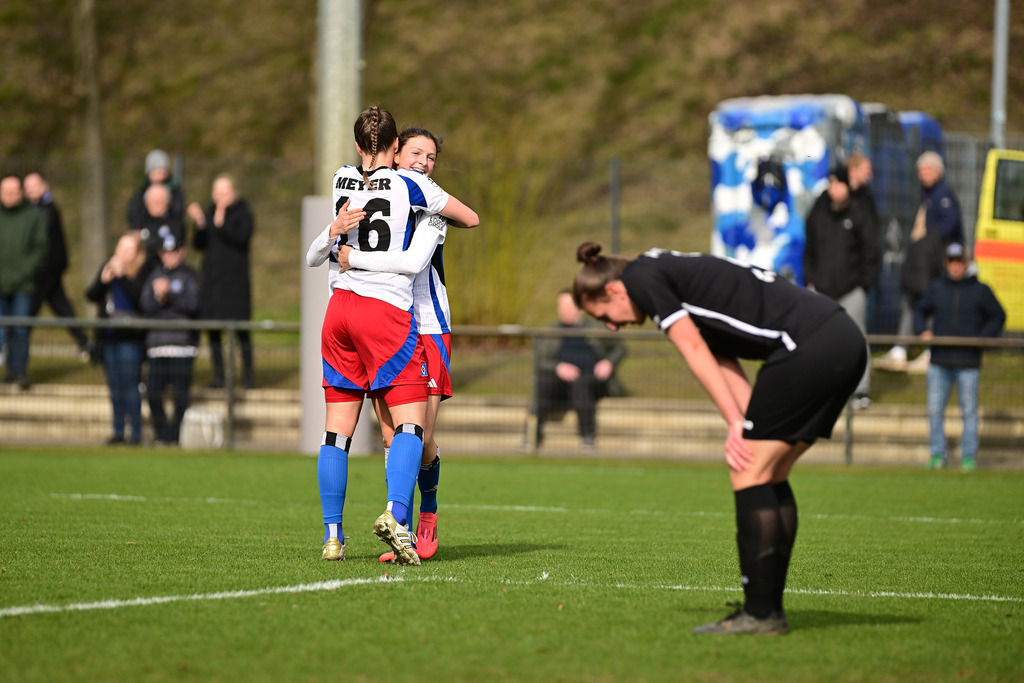 Fußball I Frauen I Saison 2024-2025 I 2. Bundesliga I 19. Spieltag I Hamburger SV - SV 67 Weinberg | Jubel, Begeisterung, Enthusiasmus, Euphorie, Freude, Glücksgefühl, Heiterkeit bei: Christin Meyer (16, Hamburger SV) und Lotta Wrede (32, Hamburger SV) - Realisiert mit Pictrs.com
