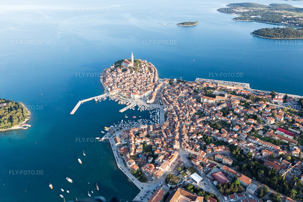 Luftbild: Ortsansicht in Rovinj im Bundesland Gespanschaft Istrien in Kroatien. Foto: IMG_106274.jpg vom 14.04.2018 durch Werner Riehm/FLY-FOTO.de