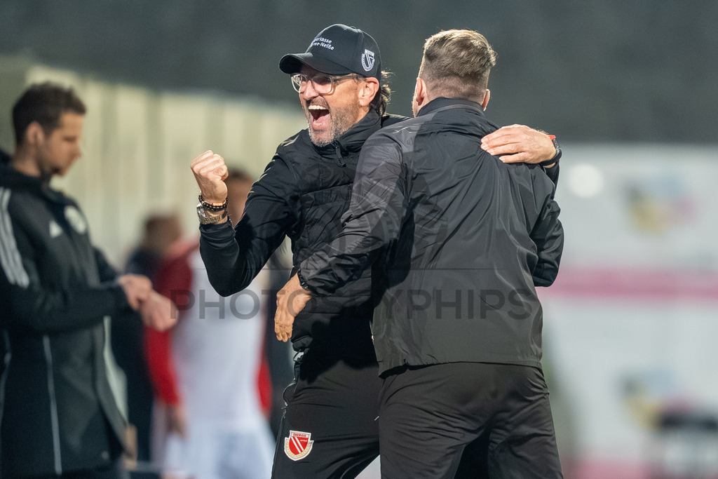 VfB Stuttgart II vs. FC Energie Cottbus, Fussball, 3.Liga, 27. Spieltag, Saison 2025/2026, 03.03.2026 | Claus-Dieter Wollitz (Trainer FC Energie Cottbus) jubelt nach Abpfiff,VfB Stuttgart II vs. FC Energie Cottbus, Fussball, 3.Liga, 27. Spieltag, Saison 2025/2026, 03.03.2026Foto: photosbyphips/Philip Ziegler
