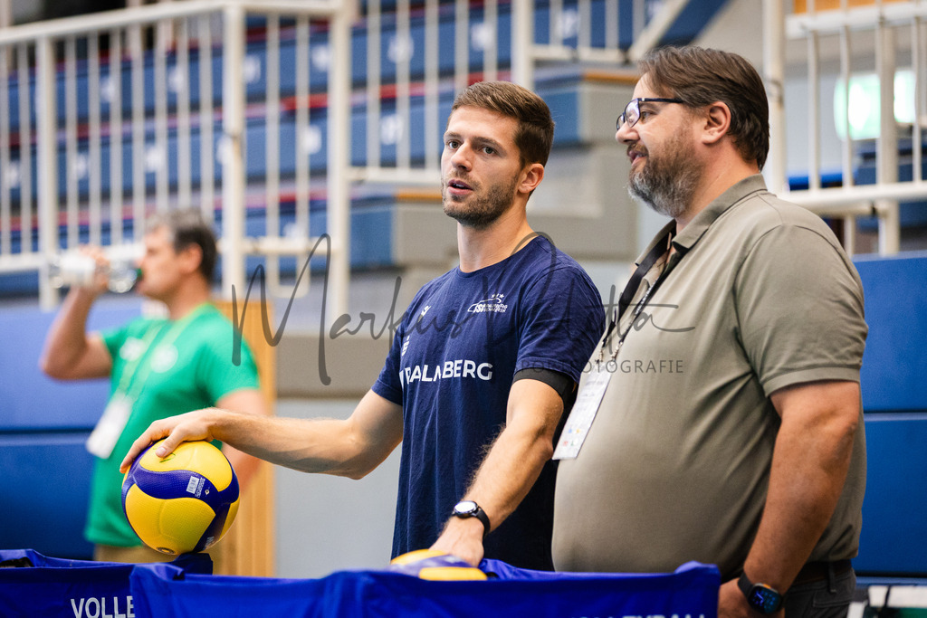 Volleyball, 1. Bundesliga Frauen, Hauptrunde, 1. Spieltag, Saison 2025/2026: USC Münster - SSC Palmberg Schwerin | 1. Bundesliga Frauen, Hauptrunde, 1. Spieltag, Saison 2025/2026, USC Münster empfängt SSC Palmberg Schwerin in der Sporthalle Berg Fidel in Münster. Foto: sportfotografie.ms | Markus Paletta - Realisiert mit Pictrs.com