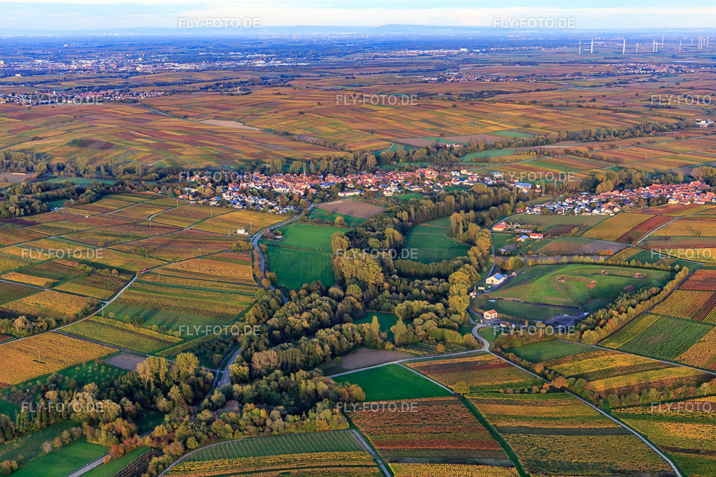 Ortsansicht von Südwesten | Luftbild: Ortsansicht von Südwesten im Ortsteil Heuchelheim in Heuchelheim-Klingen im Bundesland Rheinland-Pfalz in Deutschland. Foto: IMG_135127.jpg vom 22.10.2022 durch Werner Riehm/FLY-FOTO.de - Realisiert mit Pictrs.com