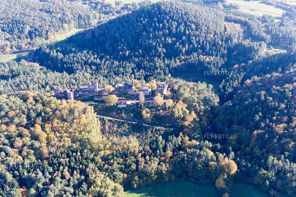 Dahn, Burgen Altdahn und Neudahn | Luftbild: Dahn, Burgen Altdahn und Neudahn in Dahn im Bundesland Rheinland-Pfalz in Deutschland. Foto: IMG_103968.jpg vom 14.10.2017 durch Werner Riehm/FLY-FOTO.de - Realisiert mit Pictrs.com