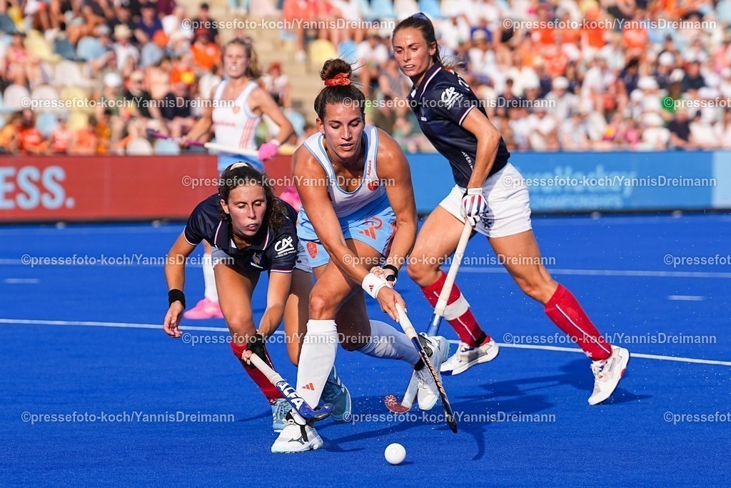 xydrx13082503016 | 13.08.2025, xydrx, Frauen EuroHockey Championship 2025, Gruppenphase, Gruppe A, Niederlande - Frankreich, Sparkassenpark Mönchengladbach: Mathilde Duffrene (FRA #19) und Emma Ponthieu (FRA #4) im Zweikampf gegen Frederique Matla (NED #15)