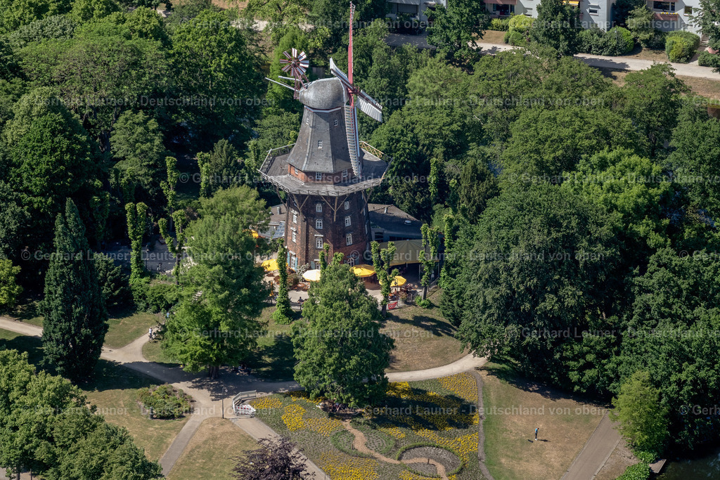 4029820 | BREMEN 01.06.2020 Tische und Sitzbänke der Freiluft- Gaststätten " Kaffeemühle " an der Straße Am Wall im Ortsteil Altstadt in Bremen, Deutschland. Weiterführende Informationen bei: Kaffee Mühle Gastronomie GmbH. // Tables and benches of open-air restaurants " Kaffeemuehle " on street Am Wall in the district Altstadt in Bremen, Germany. Further information at: Kaffee Muehle Gastronomie GmbH. Foto: Gerhard Launer