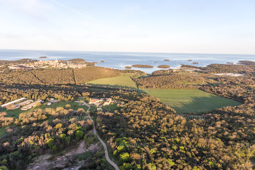 Vue aérienne: Vue de la ville à Stancija Valkanela dans le département Gespanschaft Istrien, Croatie. Photo: IMG_106218.jpg prise le 14/04/2018 par Werner Riehm/FLY-FOTO.eu – Résolution de l'original: 5472 x 3648 px