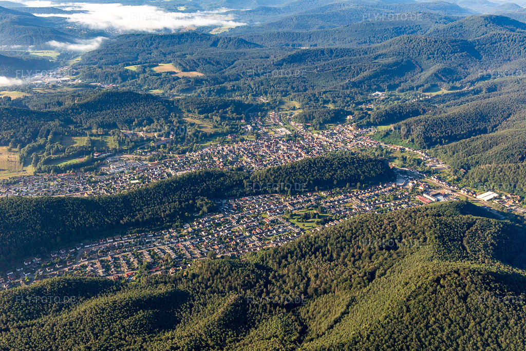 Luftbild: Ortsansicht von Nordwesten in Dahn im Bundesland Rheinland-Pfalz in Deutschland. Foto: IMG_143166.jpg vom 06.08.2024 durch Werner Riehm/FLY-FOTO.de