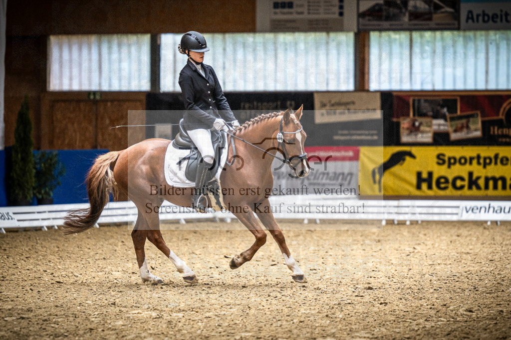 DOS_1659 | Entdecke hochwertige Reitturnierfotos von Foto Oger. Professionell, emotional und authentisch – jetzt Lieblingsmomente im Shop bestellen.Deutschlandweite Turnierfotografie. - Realisiert mit Pictrs.com