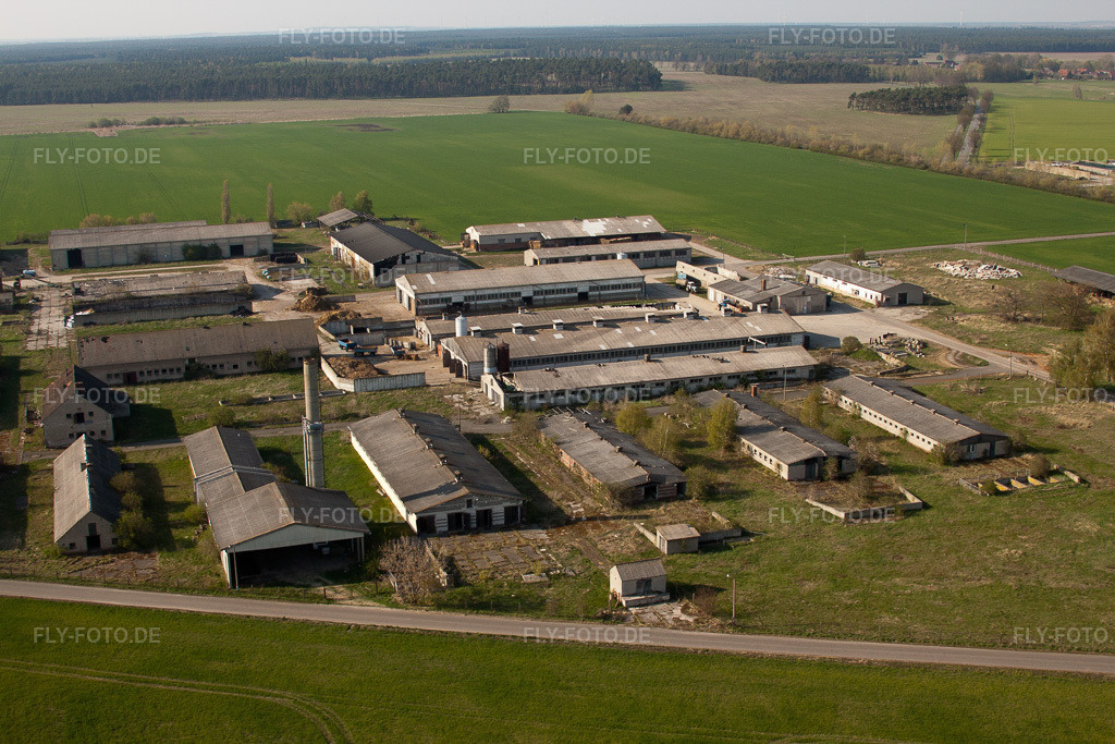 Luftbild: Ruine und Reste der Grundmauern verlassener Landwirtschafts-Funktionsgebäude im Ortsteil Ahlsdorf in Schönewalde im Bundesland Brandenburg in Deutschland. Foto: IMG_26236.jpg vom 24.04.2010 durch Werner Riehm/FLY-FOTO.de