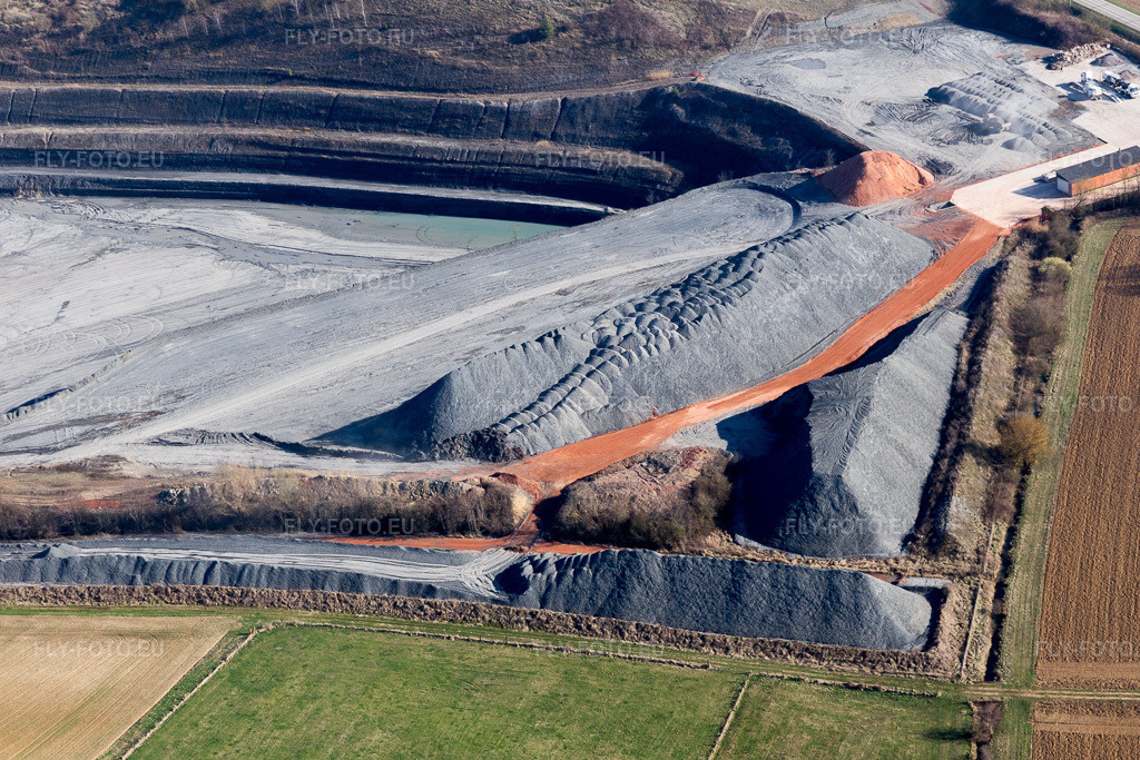 Vue aérienne: Terrain et zones de recouvrement de la mine à ciel ouvert de gravier à Lixhausen dans le département Bas Rhin, France. Photo: IMG_097529.jpg prise le 16/03/2017 par Werner Riehm/FLY-FOTO.eu – Résolution de l'original: 5472 x 3648 px