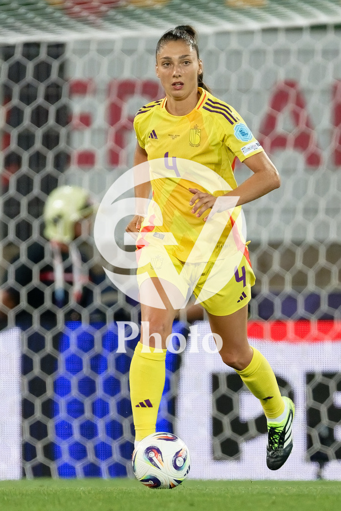 Portugal v Belgium: UEFA Women's EURO 2025 Group B | SION, SWITZERLAND - JULY 11: Amber Tysiak of Belgium runs with the ball  during the UEFA Women's EURO 2025 Group B match between Portugal and Belgium at Stade de Tourbillon on July 11, 2025 in Sion, Switzerland. (Photo by Giuseppe Velletri/Sports Press Photo/Getty Images)
