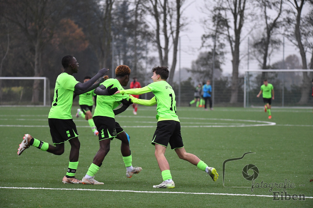 JFV Edewecht-Osnabrücker SC | C-Jugend Landesliga; JFV Edewecht (grün)-Osnabrücker SV (rot) am 18.11.2023; in Edewecht (Sportanlage Göhlenweg), Photo: Philip Eiben 2023 - Realisiert mit Pictrs.com