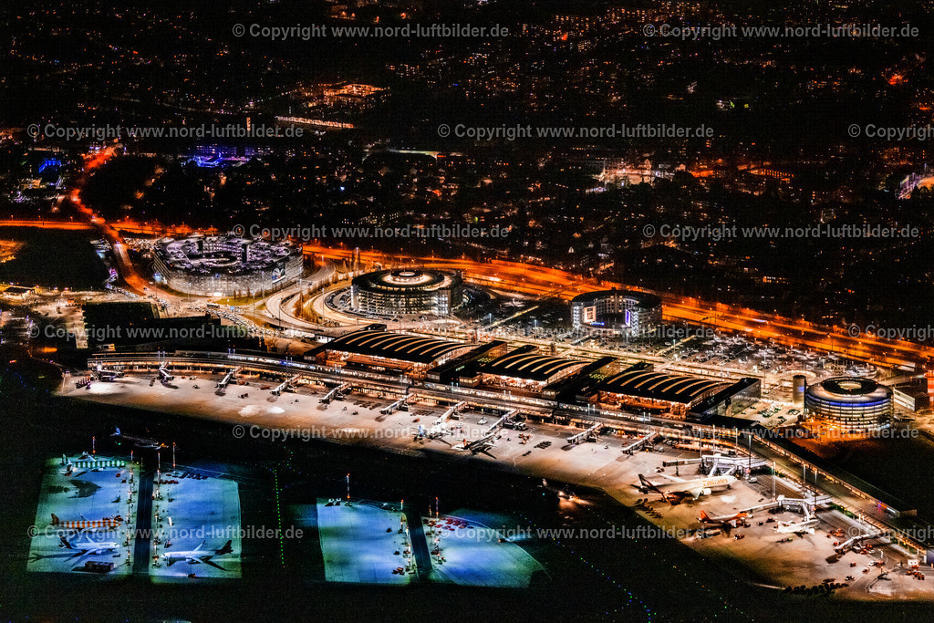 Hamburg_Fuhlsbüttel_Flughafen_Terminal_Nachtaufnahme_ELS_7978060325 | HAMBURG 06.03.2025 Nacht- Lichter und Beleuchtung Abfertigungs- Gebäude und Terminals auf dem Gelände des Flughafen " Hamburg Airport Helmut Schmidt "(ICAO-Code EDDH)im Ortsteil Fuhlsbüttel in Hamburg, Deutschland. Weiterführende Informationen bei: Drees & Sommer SE,  Flughafen Hamburg GmbH,  IDEA Architekten GbR,  Weber Poll Ingenieurbüro für Bauwesen GbR,  gmp International GmbH. // Night lighting dispatch building and terminals on the premises of the airport " Hamburg Airport Helmut Schmidt "(ICAO-Code EDDH) in the district Fuhlsbuettel in Hamburg, Germany. Further information at: Drees & Sommer SE,  Flughafen Hamburg GmbH,  IDEA Architekten GbR,  Weber Poll Ingenieurbuero fuer Bauwesen GbR,  gmp International GmbH. Foto: Martin Elsen