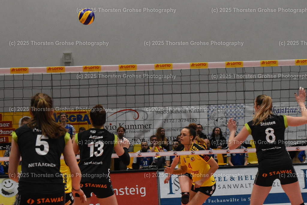 VBL VFB SUHL vs. LADIES IN BLACK AACHEN | Aachen in SCHWARZ gegen Suhl in GELB; VBL VFB SUHL vs. LADIES IN BLACK AACHEN, Volleyball-Bundesliga Frauen am 03.02.2018 in der Multihalle in Meiningen, (Deutschland) - Realisiert mit Pictrs.com
