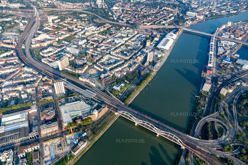 Luftbild: Rheinbrücken zwischen Mannheim und Ludwigshafen mit den abrissreifen, gesperrten Hochstraßen Süd und Nord am Rhein im Ortsteil Mitte in Ludwigshafen im Bundesland Rheinland-Pfalz in Deutschland. Foto: IMG_116935.jpg vom 25.08.2019 durch Werner Riehm/FLY-FOTO.de