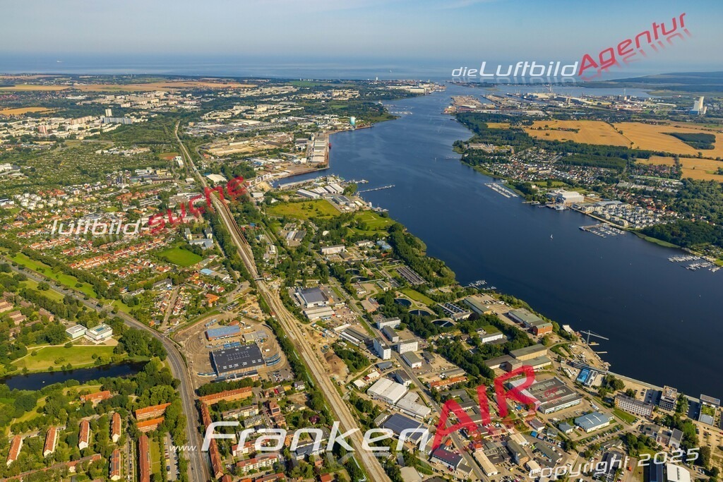 Schmarl Rostock Bild- Das Luftbild wurde 2025 vom UL-Flugzeug heraus erstellt ( keine Drohne bzw. Drohnenaufnahme ) - Hochauflösende Luftaufnahme -Nicht vergleichbar mit Google Maps oder Satelittenbilder- Die Geschenkidee !Mit Lizenz und Bildrechte bestellbar - CC