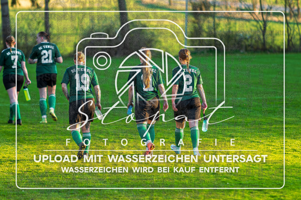 SCTSGF-1022 | Monique Lohmann (SC Tewel #19), Hannah Nouri Jeremias (SC Tewel #11) und Kimberly Lara Oelfke (SC Tewel #02) beim Damen Kreisliga HK/CE Spiel zwischen SG Fulde und SC Tewel auf dem Sportplatz Tewel, Tewel/Neuenkirchen (Simon Paul Stopat) - Realisiert mit Pictrs.com