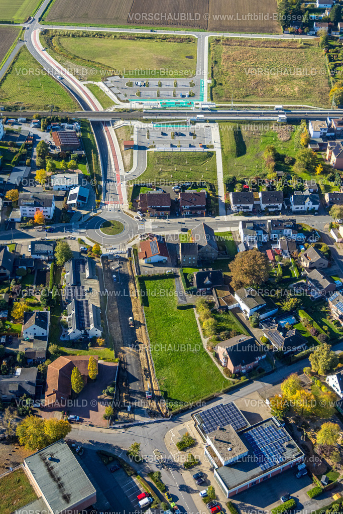 Hamm251001608 | Luftbild, Haltepunkt Westtünnen am Südfeldweg und Von-Thünen-Straße für den künftigen Bahnhaltepunkt, neuer Kreisverkehr Von-Thünen-Straße, Bahnlinie mit Eisenbahnbrücke, Stadtbezirk Rhynern, Hamm, Ruhrgebiet, Nordrhein-Westfalen, Deutschland