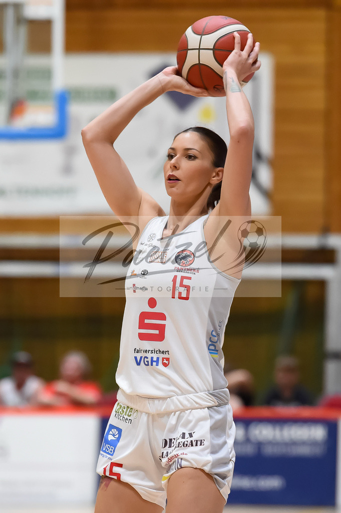PANNOE20211010_035 | Basketball, Frauen: Milica Cuic (GiroLive-Panthers Osnabrueck) in Aktion, am Ball, Einzelaktion beim Spiel der Toyota DBBL zwischen GiroLive-Panthers Osnabrueck und Eigner Angels Noerdlingen im datos – home of the panthers am 10.10.2021 in Osnabrueck, Deutschland. - Realisiert mit Pictrs.com