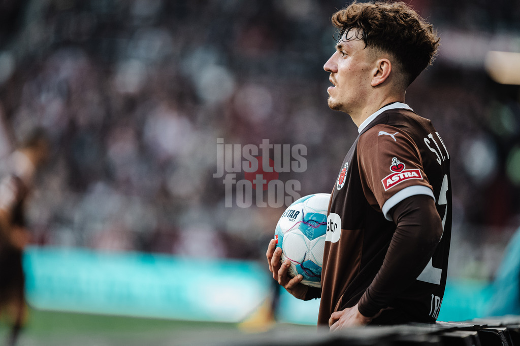 Fußball | Männer | Saison 2024/2025  | Fußball-Bundesliga | 8. Spieltag | FC St. Pauli vs. VfL Wolfsburg | 26.10.2024 | Philipp Treu (#23, FC St. Pauli)
