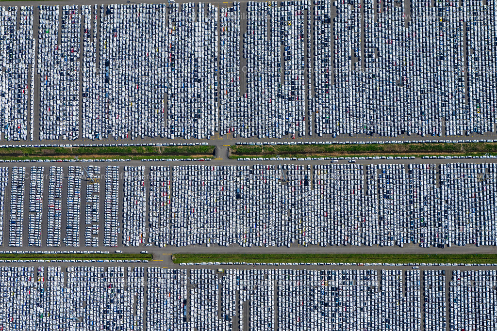 Emden_VW_Volkswagen_Werk_ELS_9670170423 | EMDEN 17.04.2023 Senkrecht- Luftbild aus der Satelliten- Perspektive vom Parkplatz und Abstellfläche für Automobile - PKW auf dem Werksgelände der Volkswagen AG in Emden im Bundesland Niedersachsen, Deutschland. Weiterführende Informationen bei: VOLKSWAGEN AG. // Vertical aerial view from the satellite perspective of the parking and storage space for automobiles on factory of Volkswagen AG in Emden in the state Lower Saxony, Germany. Further information at: VOLKSWAGEN AG. Foto: Martin Elsen