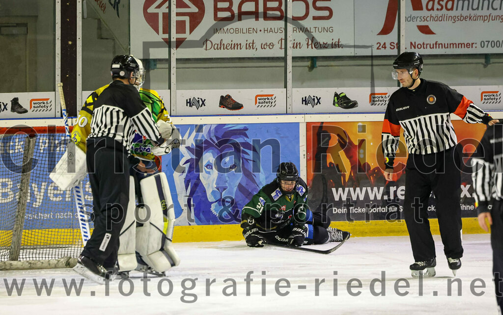 2022-12-16_017_TSV_Erding_gegen_EC_Pfaffenhofen | Erding, Deutschland, 16.12.2022:
Eishockey, Bayernliga 2022 / 2023, 21. Spieltag, TSV Erding gegen EC Pfaffenhofen, Endergebnis: 14:1

Torwart Hannes Kiefer (EC Pfaffenhofen, #30), Erik Modlmayr (Erding Gladiators, #21)

Foto: Christian Riedel / fotografie-riedel.net