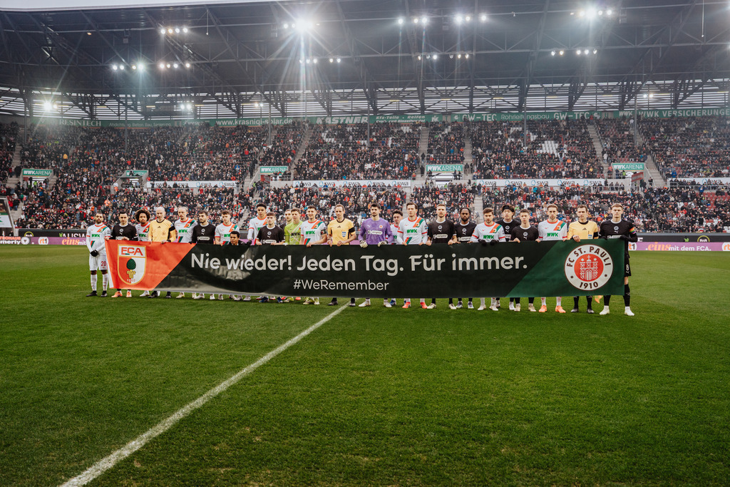 HEV06842 | Der offizielle Shop für FC St. Pauli Fotos. Wähle aus Spielszenen & Fanmomenten dein FCSP Wunschformat. Wir liefern Millerntor-Atmosphäre.