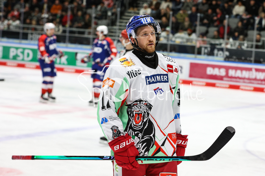 Augsburger Panther - Nürnberg ICE Tigers | Mirko SACHER (AEV #12) in Aktion / Freisteller / Einzelfoto / DEL Retro Spiel