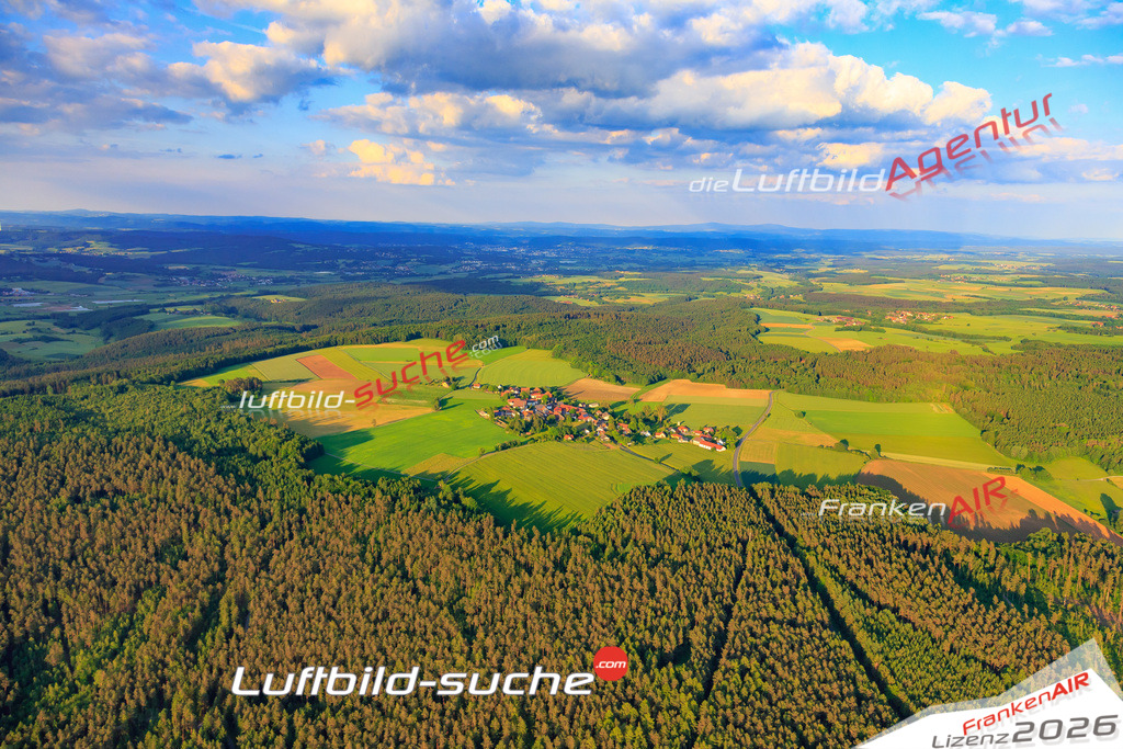 Die Luftaufnahme Geutenreuth - Weismain wurde 2017 mittels Flugzeug (keine Drohne) erstellt. Perfekte Schärfe und Druck- Auflösung- Garantiert!