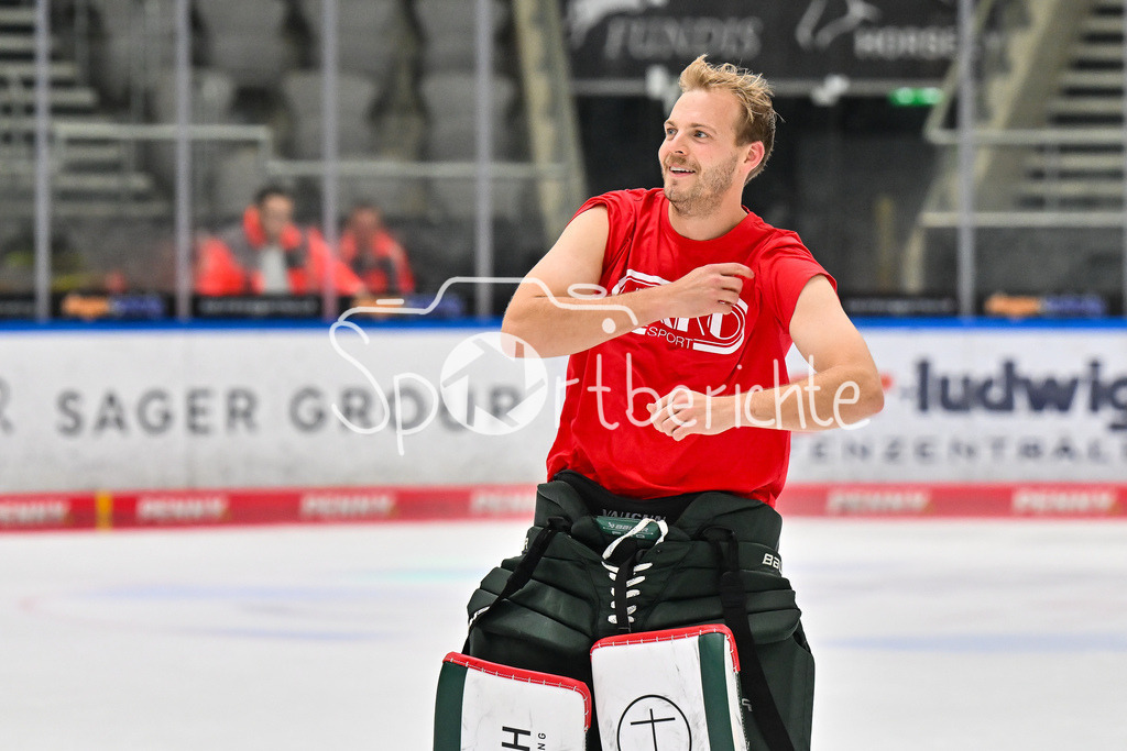 Augsburger Panther - Iserlohn Roosters | Die Augsburger Panther feiern zusammen mit ihren Fans den Heimsieg gegen Iserlohn / Penny DEL: Augsburger Panther - Iserlohn Roosters; Curt Frenzel Stadion am 21.09.2025 / im Bild Michael GARTEIG (Augsburger Panther 34