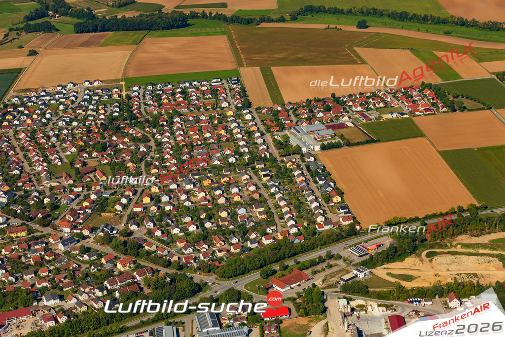 Luftaufnahme der Stadt Alteglofsheim - Die Luftaufnahme wurde 2025 vom UL-Flugzeug heraus erstellt ( keine Drohne ) - Hochauflösende Luftaufnahme - für professionelle Ausdrucke geeignet. Die Geschenkidee !Mit Lizenz und Bildrechte bestellbar