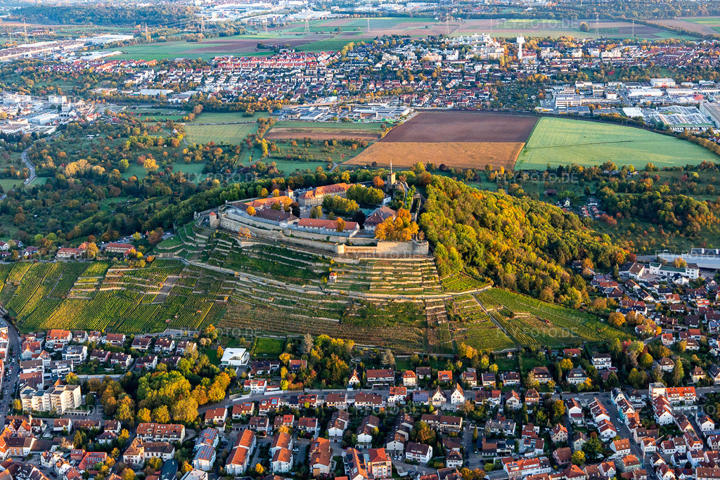 Luftbild: Ehemalige Festungsanlage heutiges Justizvollzugskrankenhaus Hohenasperg auf einem Weinberg in Asperg im Bundesland Baden-Württemberg in Deutschland. Foto: IMG_119001.jpg vom 14.10.2019 durch Werner Riehm/FLY-FOTO.de