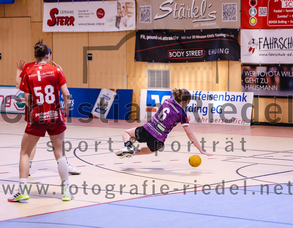 2025-02-22_044_SpVgg_Altenerding_gegen_TG_Landshut | Erding, Deutschland, 22.02.2025:Handball, Bezirksoberliga Frauen Altbayern 2024 / 2024, 15. Spieltag, SpVgg Altenerding gegen TG Landshut, Endergebnis: 25:22Sophia Steinherr (TG Landshut, #58), Marlene Mittermeier (SpVgg Altenerding, #6)Foto: Christian Riedel / fotografie-riedel.net