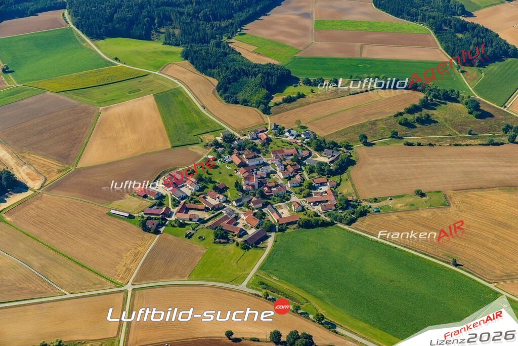 Schrägluftbild  Obergraßlfing  Laberweinting - Das Luftbild wurde 2025 vom UL-Flugzeug heraus erstellt ( keine Drohne ) - Hochauflösende Luftaufnahme -Nicht vergleichbar mit Google Maps oder Satelittenbilder- Die Geschenkidee !Mit Lizenz und Bildrechte bestellbar