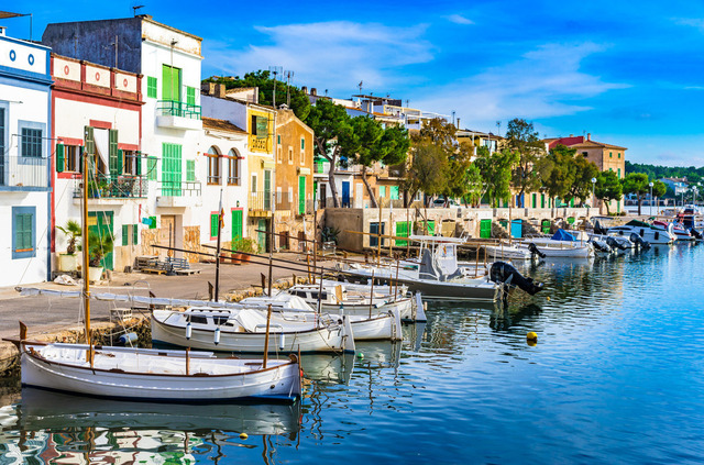 Beautiful harbor coast of Porto Colom at the coast of Mallorca island, Spain | View of Porto Colom harbour with colorful houses on Majorca, Spain Balearic Islands - Realisiert mit Pictrs.com