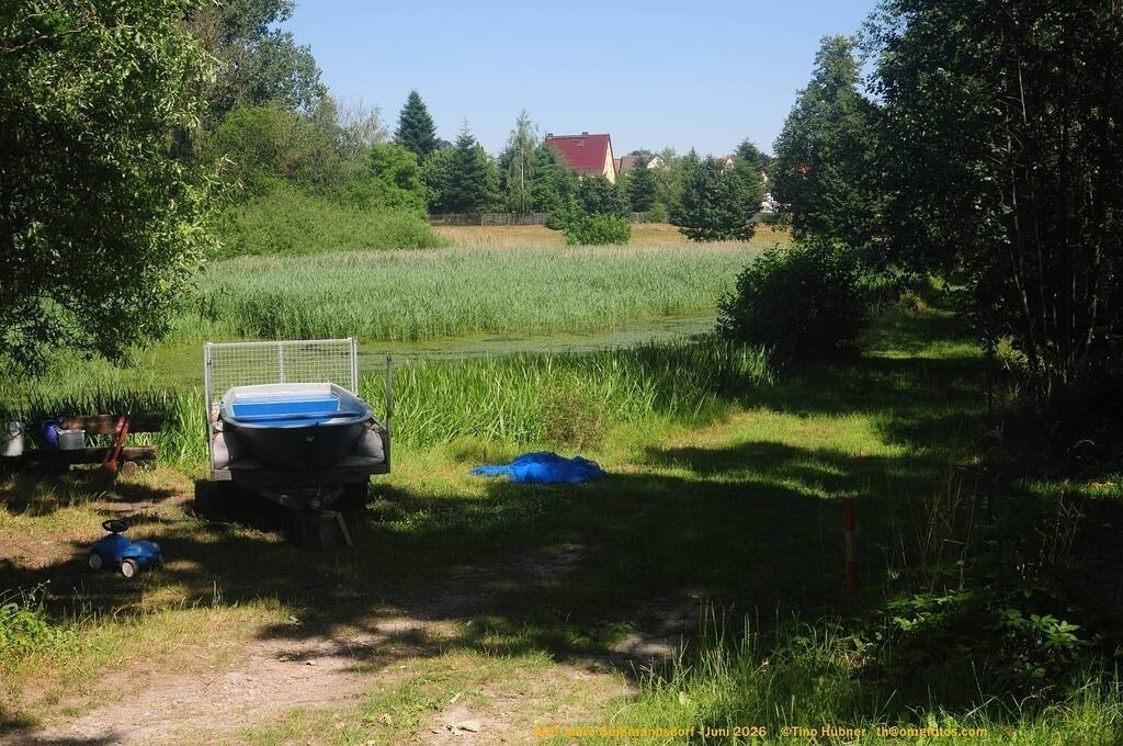 Geißmannsdorf-2026-Ortsbilder-688 | Geißmannsdorf bei Bischofswerda im Sommer 2026. Ein fotografischer Streifzug durch das Dorf Geißmannsdorf, mit Gebäuden, Straßen, Strohpuppen und geschmückten Vorgärten und Grundstücken anlässlich der 800-Jahr-Feier von Geißmannsdorf im Juni 2026 - Realisiert mit Pictrs.com