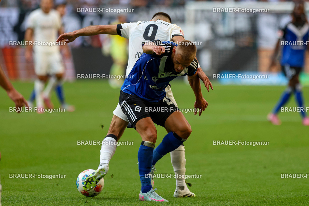 Borussia Mönchengladbach vs Hamburger SV - Bundesliga  | Mönchengladbach, Deutschland, 24.08.25:   Franck Honorat (Borussia Mönchengladbach) und h28 im Kampf um den Ball waehrend des Spiels der Bundesliga zwischen Borussia Mönchengladbach vs Hamburger SV im Stadion im Borussia Park(Foto von Brauer-Fotoagentur / Adrian Schlueter)