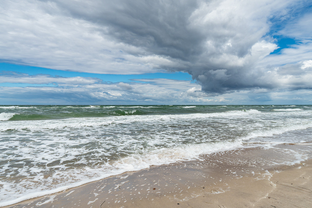 Der Weststrand mit Wellen und Wolken auf dem Fischland-Darß | Der Weststrand mit Wellen und Wolken auf dem Fischland-Darß.