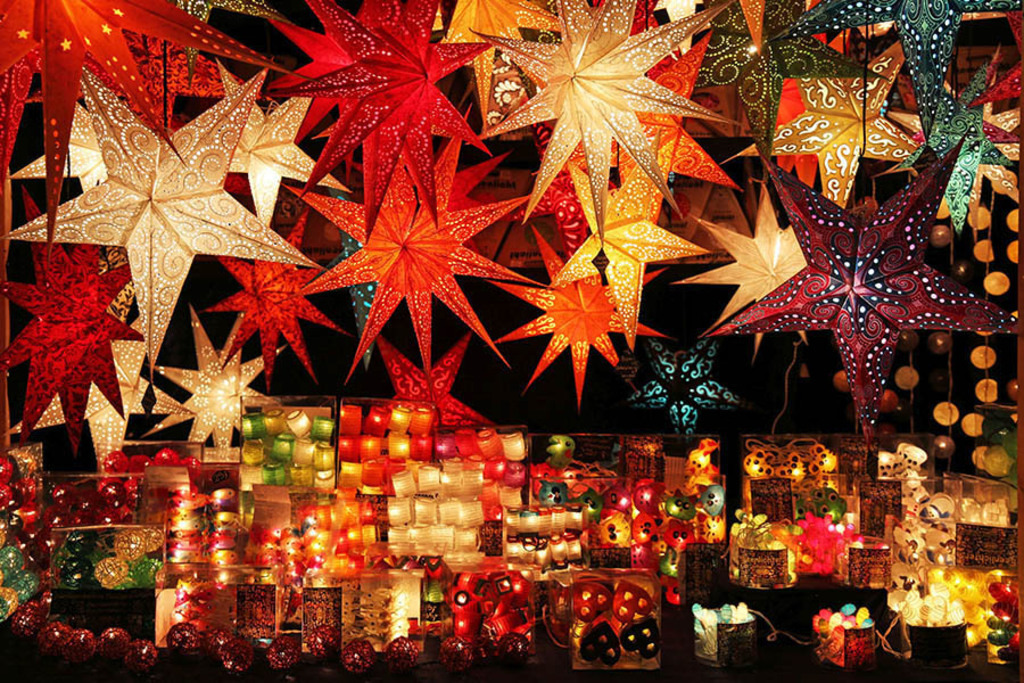 Leipziger Weihnachtsmarkt | Das Team hinter BILDLEXIKON LEIPZIG bündelt historische wie aktuelle Informationen über die Stadt Leipzig in Text und Bild auf einer Plattform und stellt diese der interessierten Öffentlichkeit zur Verfügung.